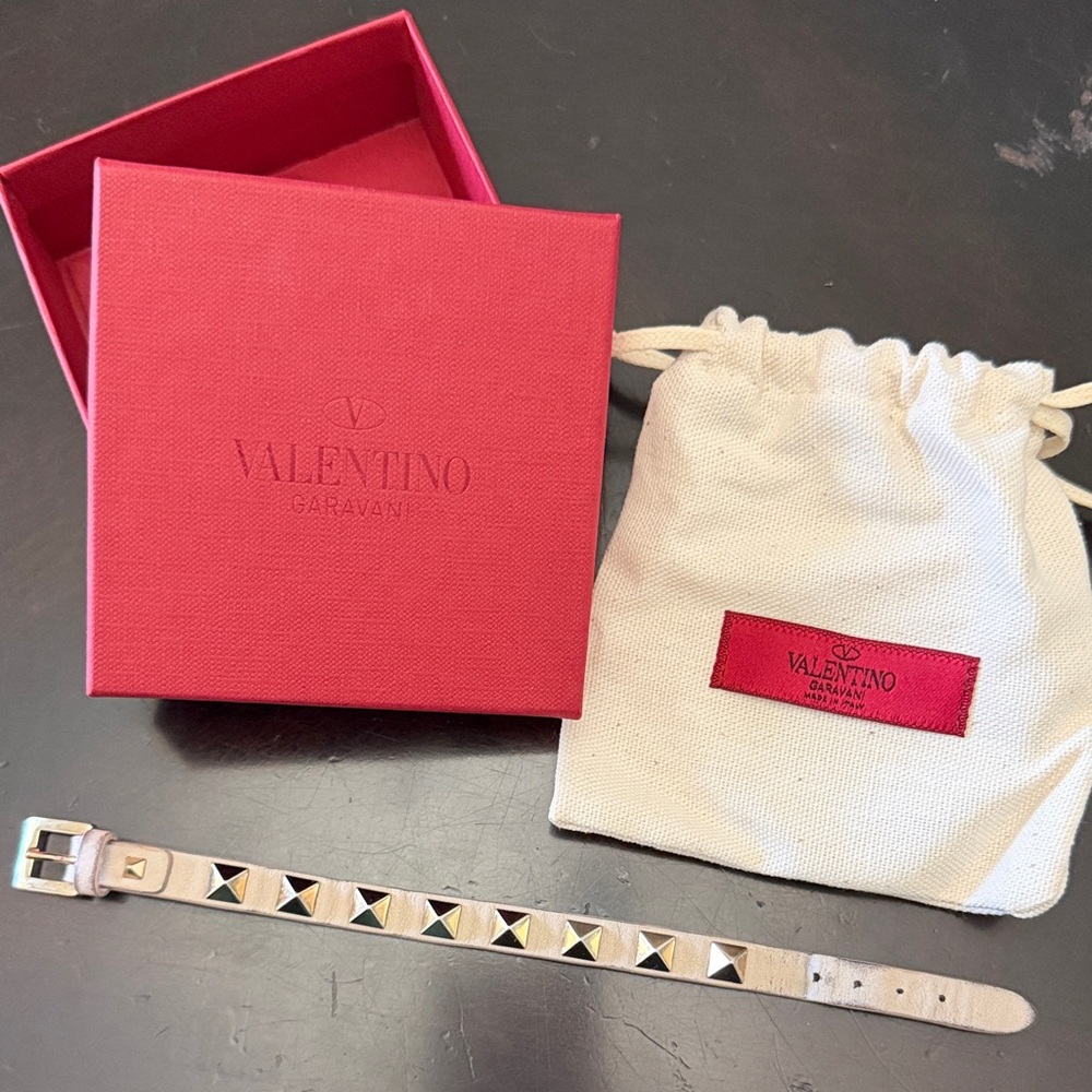 Valentino Garavani Rockstud leather  bracelet. Poudre